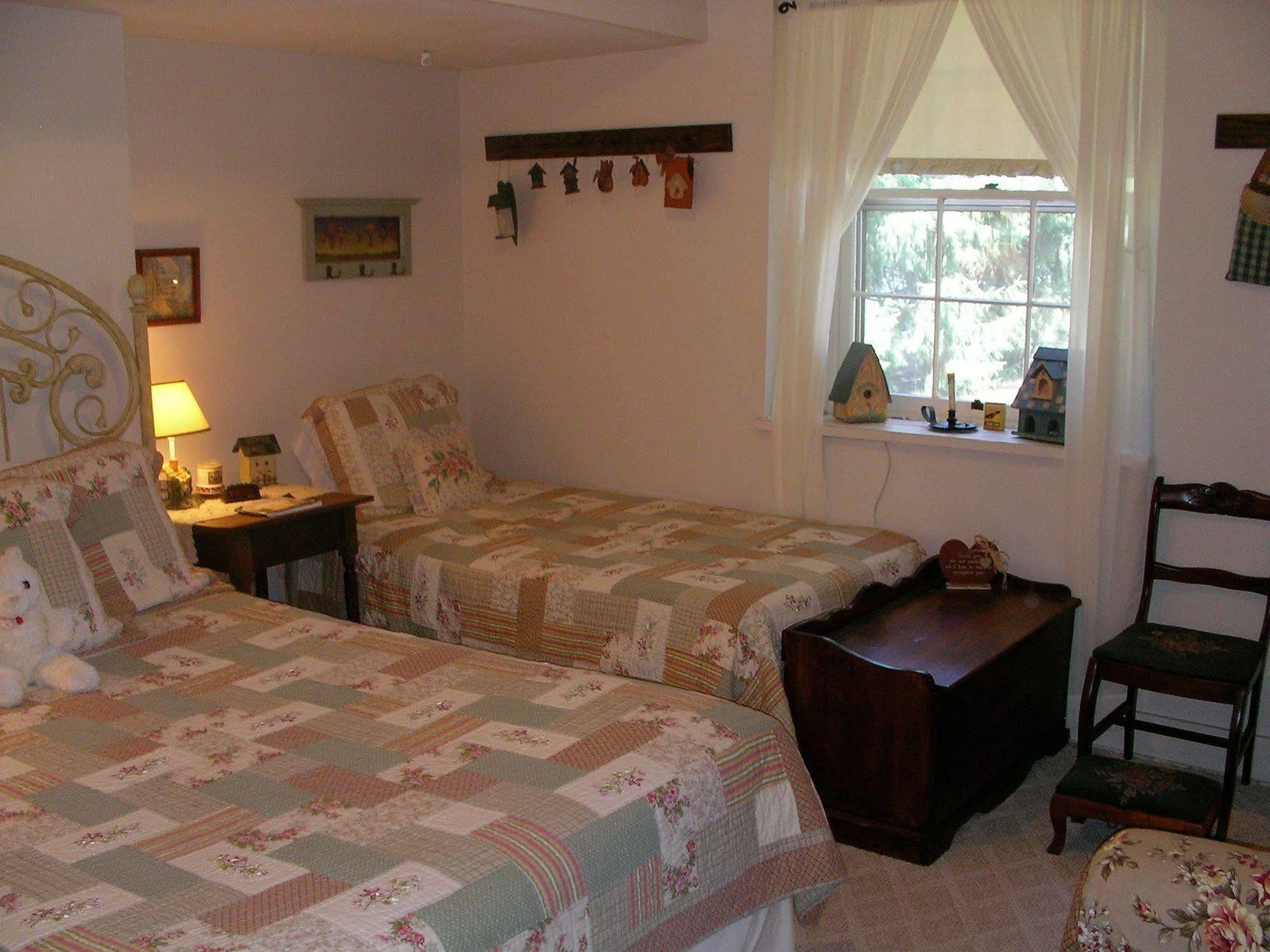 The Pines Of Dresden Bed & Breakfast Oda fotoğraf