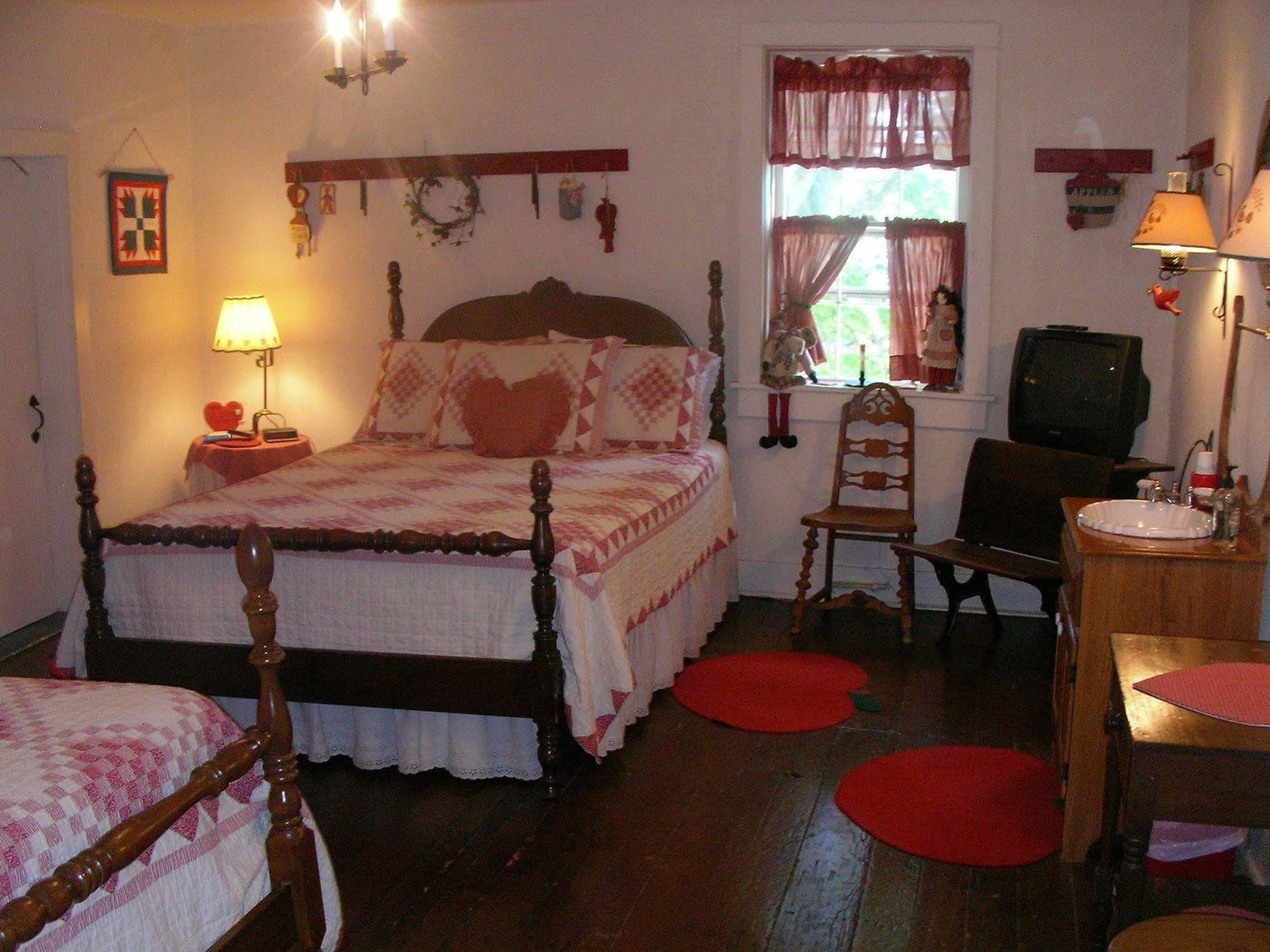 The Pines Of Dresden Bed & Breakfast Oda fotoğraf